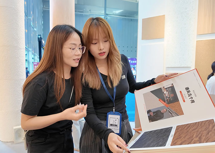 A Tralio Transit employee discusses with suppliers in the manufacturer's Chinese catalog.